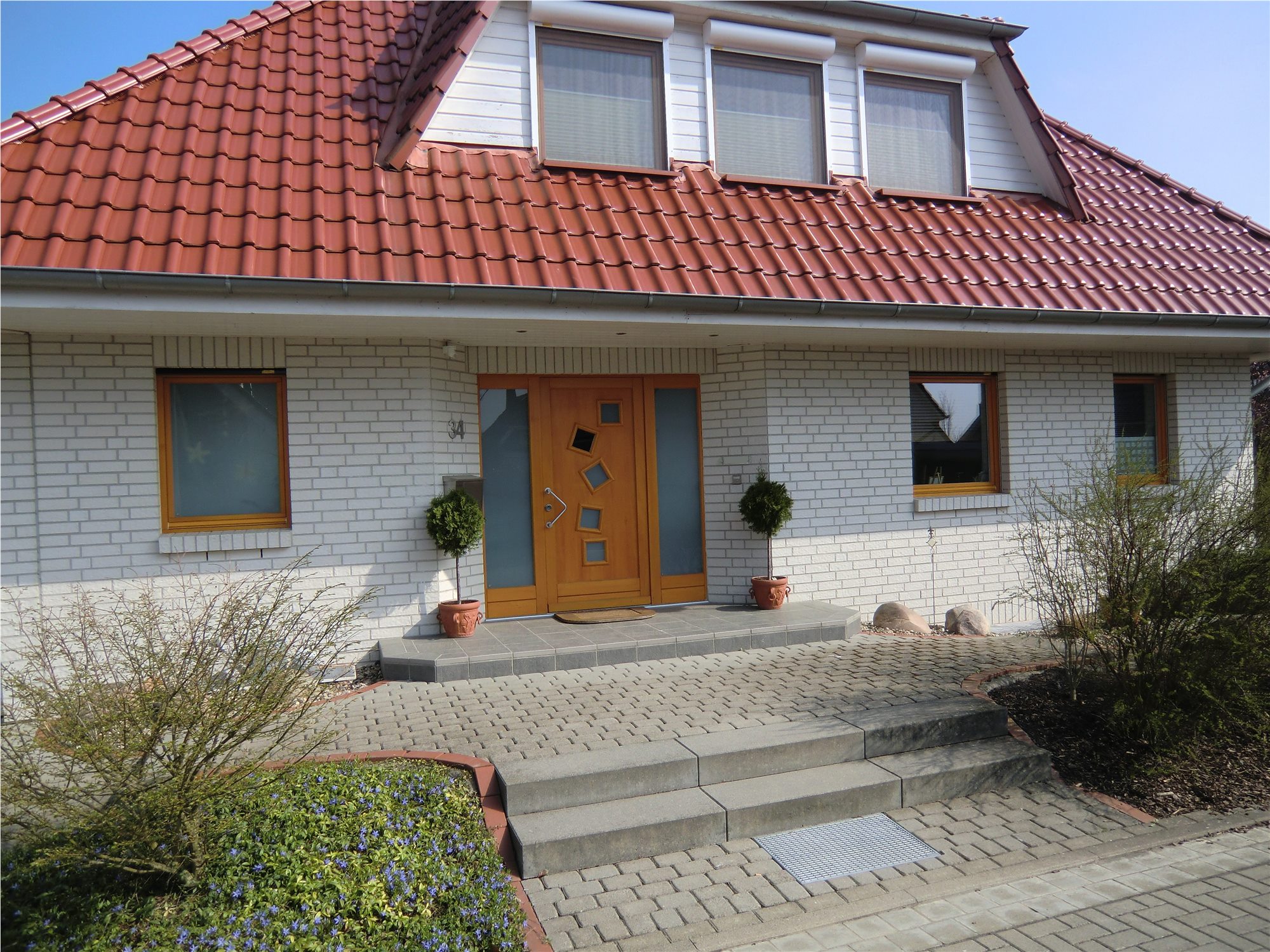 Wohnhaus mit Holzfenstern und Haustür aus einem Jacobi-Projekt