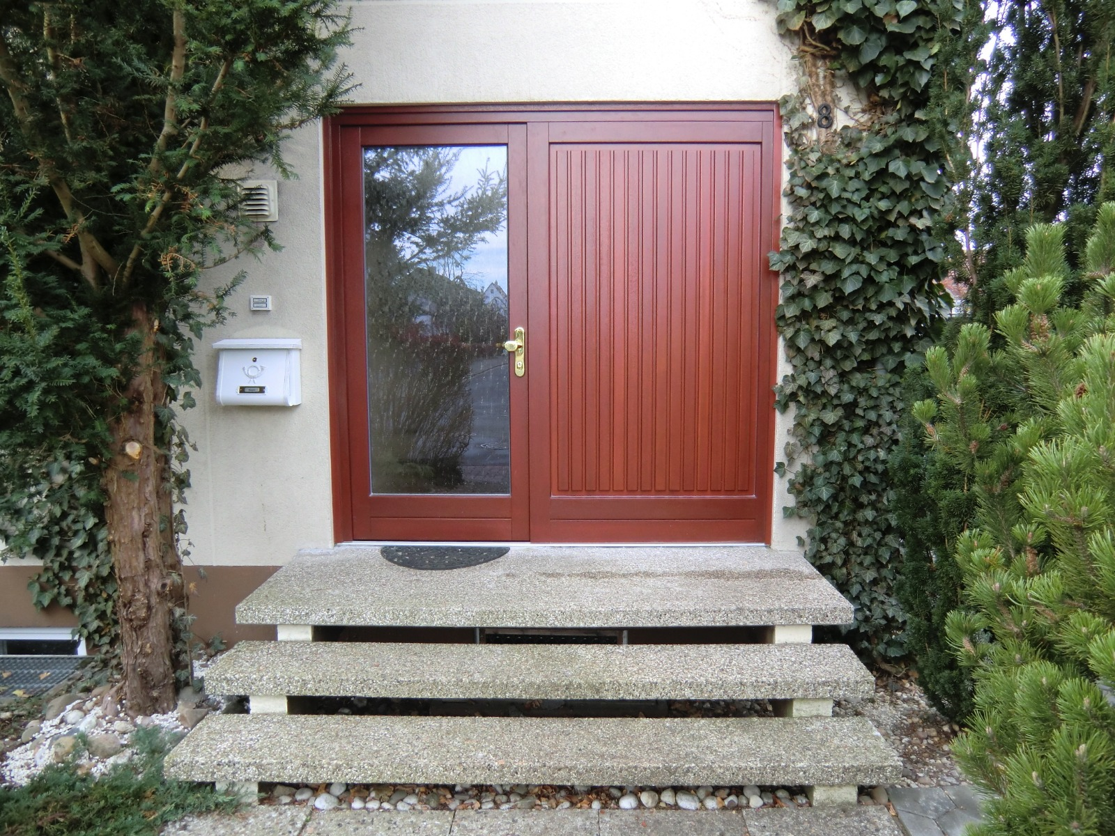 Haustür mit verglastem Seitenteil